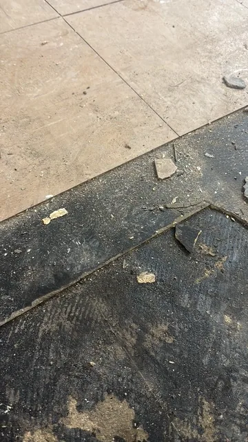 Black bitumen mastic floor removal in a E16 flat